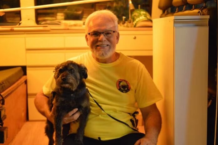 A incrível jornada de Luiz e seu cachorro Black em uma Kombi