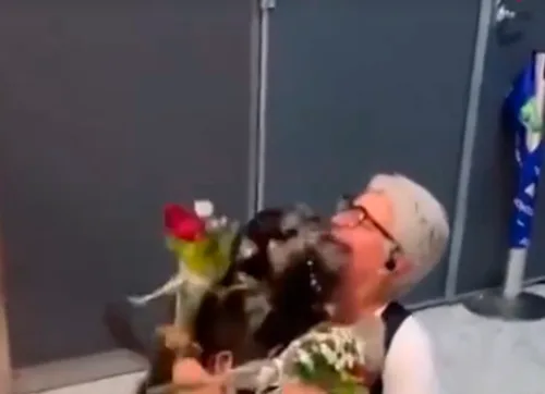 Tutora chega de viagem e é recepcionada com flores e lambeijos