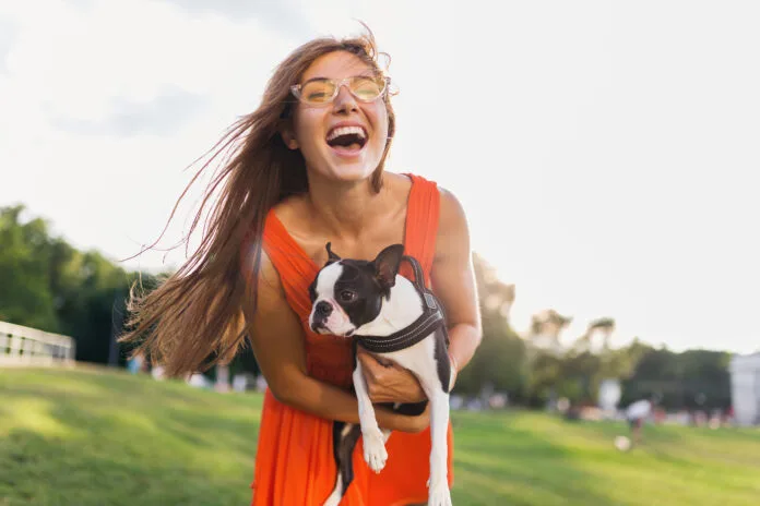 Adotar um cachorro pode ajudar a prevenir a depressão, indica Harvard