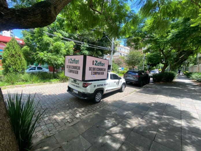 Carreta circula por Porto Alegre e pede que Zaffari assuma compromisso de bem-estar animal