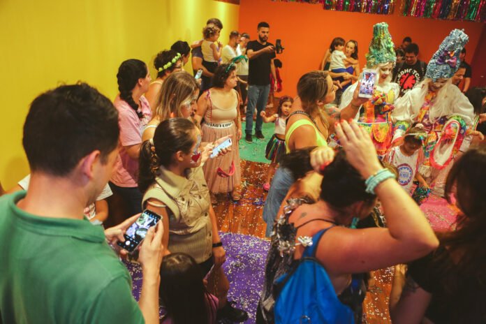 Alegria e diversão no Carnaval: garotada e foliões de quatro patas têm encontro marcado!