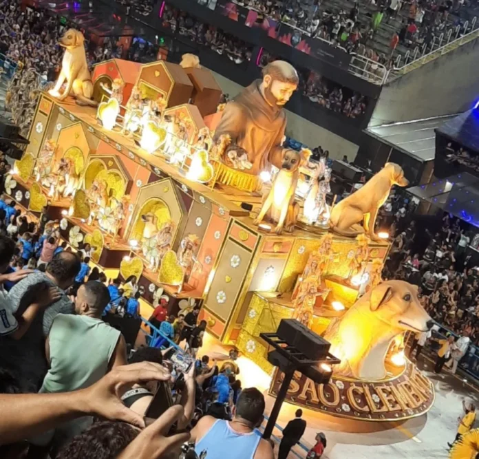 São Clemente leva os vira-latas caramelos para a avenida em desfile emocionante