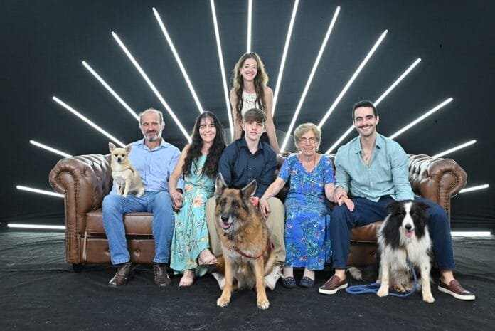 Turma de veterinária da Unifaj inova em álbum de formatura com pets e familiares