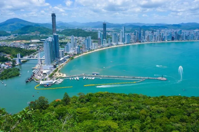 Balneário Camboriú aprova selo Pet Friendly e se junta a destinos que acolhem turistas com pets