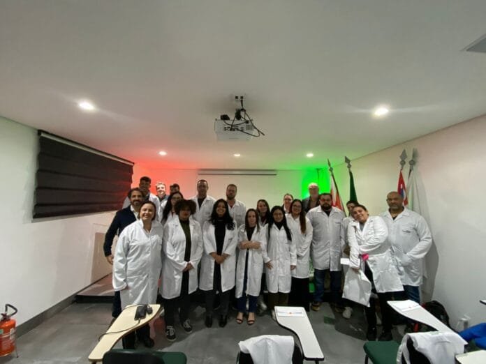 Faculdade Qualittas dá boas-vindas à segunda turma de graduação em Medicina Veterinária com cerimônia de entrega do jaleco