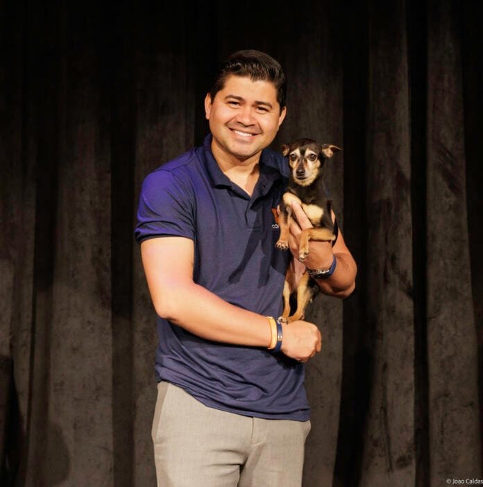 Teatro recebe cães e tutores em sessão pet friendly de “Por Toda a Minha Vida” no MorumbiShopping