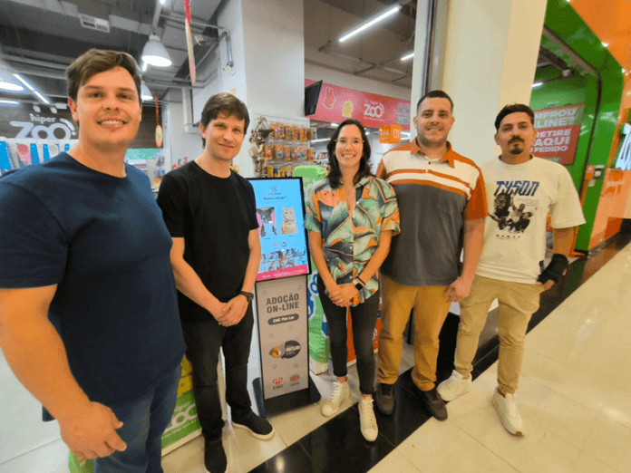 Curitiba instala totens interativos em shoppings para adoção de pets
