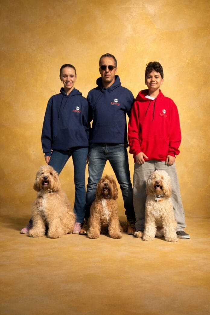 Família de treinadores viaja à Europa para se especializar em cães de assistência e alerta médico