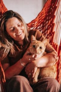 mulher com pet adotado