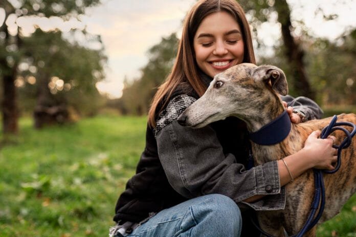 Mulher abraçando cachorro em momento de conforto emocional