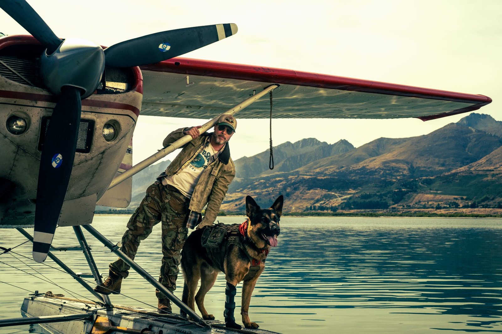 Brad Pitt revela parceria com cachorro ator nos bastidores de novo filme