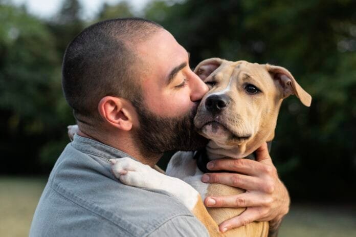 Tutor com cachorro em momento de companhia e afeto durante o Setembro Amarelo