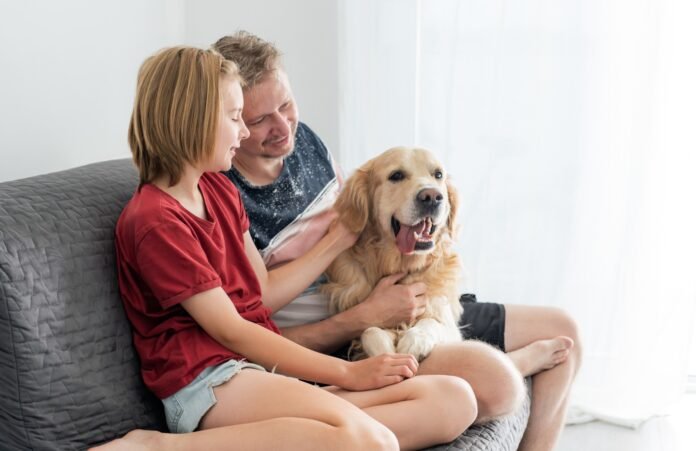 Criança brinca com cachorro em momento de convivência que pode estimular comunicação e aprendizado